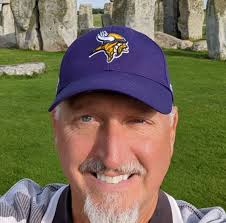 Why do some pineapple plants produce smaller fruit and others larger fruit?