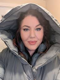 Hi all! I just wanted to introduce myself and share a photo I took. Plus  size model/talent/extra looking for opportunities in and around Calgary.  AllCasting profile ID 6732138 Happy Holidays all! 🫶