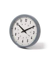 モノトーンで統一した シックな時計 24時間表記で 視認性を高めています 掛け時計としても 置き時計としてもご使用いただけます スイープムーブメントで カチカチという音が気にならない仕様です 付属 動作確認用単三電池 1個 掛け時計 置き時計 時計