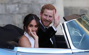 Harry e meghan, bagno di folla in australia. Video Prince Harry And Meghan Markle Drive Electric Jaguar E Type To Royal Wedding Reception