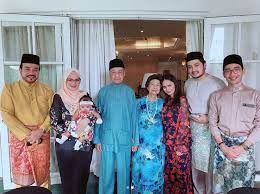 Kemesraan tengku jawyah bersama keluarga birthday dinner. Akui Menyesal Izara Aishah Mohon Maaf Kepada Keluarga Tun Mahathir