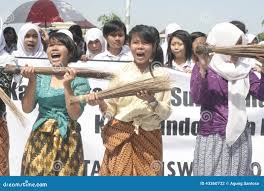 Acción Anticorrupción De La Escoba De Tres Colegialas Fotografía editorial  - Imagen de protestas, calle: 43360722