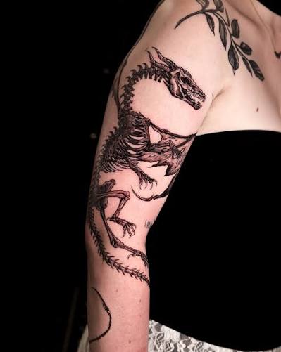 Did you check out this Dragon Skeleton?? 🐉💀 It turned out absolutely wild!! Swipe to see the full piece come to life and all the razor-sharp details along the way ⚔️🔥 ✧