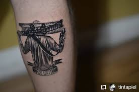 Vamos Los Pibes En Manos De Tintapiel Cotiza Tu Proximo Tatuaje En Vitaltattooestudio Tatts Tattoo Tat Tattoos Geometric Tattoo Triangle Tattoo