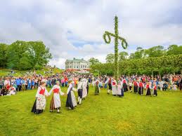 Al marcar el fin de la primavera y el comienzo del los astrólogos explican que el solsticio de verano no tiene un significado astrológico per se, pero sí influye en nuestra energía, por eso es un periodo. Por Primera Vez Suecia Transmitira En Vivo Sus Celebraciones De Verano Este Ano Intriper