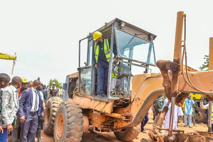 FARMER GOVERNOR UMARU BAGO PERFORMS GROUNDBREAKING FOR THE CONSTRUCTION OF  THREE ROAD PROJECTS OF 118KM IN TOTAL - Niger State Official Website