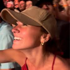 isabelle carleton (@izziecarleton)