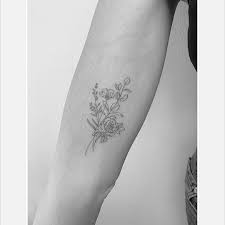 Un coquelicot en aquarelle comme tatouage de cheville. Simple Rose And Poppy Tattoo Novocom Top