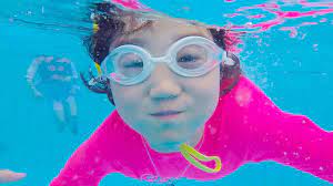 Dan juga sekalian belajar berenang biar jadi anak pintar berenang liburan seru berenang dan main seluncuran anak have fun kids learn to swim in kids swim pool and waterboom. Mainkan Air Di Kolam Renang Kids Playing Water And Slide In The Swimming Pool Youtube