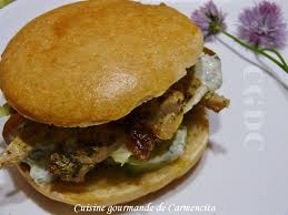 Pain Kebab Garni A La Viande Gyros Et Sa Sauce Kebab Cuisine Gourmande De Carmencita