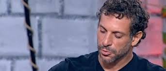 Σε τέτοιο mood είναι και η λίνα σακκά που έκανε προσπάθειες να στολίσει το δέντρο της αλλά κάτι δεν την άφηνε. Lina Sakka Archives Fay S Book