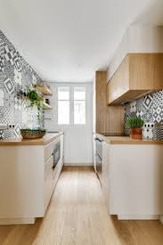 1 la credence a carreaux de ciment dynamise la cuisine cet haussmannien de 250 m2 a ete totalement relooke par architectes dinterieur pierre petit et isabelle massondans la cuisine le duo a installe une credence en carreaux. Cuisine Avec Une Credence En Carreau De Ciment Photos Et Idees Deco De Cuisines Avril 2021 Houzz Fr