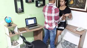 Saya bercinta dengan karyawan di kantor