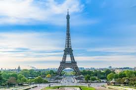 Er ist das wahrzeichen von paris und ist auf fast allen weltkarten abgebildet. Paris S Louvre And Eiffel Tower Reopening Details And News