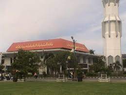 Salah satunya perajin batik sekar kenikir. Masjid Agung Baitunnur Pati Jawa Tengah