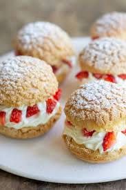 Choux Craquelin A La Chantilly Mascarpone Et Aux Fraises Au Thermomix Recette Recettes De Cuisine Recette Patisserie