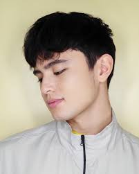 Humans, horses, orangutans and lions are among the few species that may grow their head hair or manes very long. Octoverloadwithjamesonasap Ctto