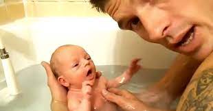 Adding bath time to baby's routine is something you can begin shortly after your baby is born. Dad Puts Newborn Baby In Bath For The First Time Seconds Later Omg Littlethings Com