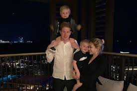 After city published news of de bruyne's injury, the player was pictured wearing a brace around his knee and walking with the aid of crutches at the premiere of an amazon documentary series that follows the club throughout last. Gezin Kevin De Bruyne Verwelkomt Derde Kindje Voor Het Eerst Dochter Foto Metro Krant