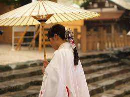 a miko 巫女 shinto shrine maiden 巫女さん 神社 巫女 巫女