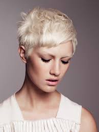 Tous nos conseils pour bien se maquiller quand on a les cheveux bruns. Maquillage Cheveux Courts Les Regles Essentielles A Retenir