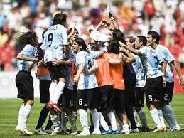 وُضعت قوانين كرة القدم في إنجلترا سنة 1863 واستُخدم اسم كرة قدم الاتحاد ليميز اللعبة عن باقي الألعاب التي كانت تحمل اسم كرة قدم أيضًا في ذلك الوقت، وخصوصًا كرة قدم الرجبي. ÙƒØ±Ø© Ø§Ù„Ù‚Ø¯Ù… Ø¶ÙŠÙ Ø«Ù‚ÙŠÙ„ Ø¹Ù„Ù‰ Ø§Ù„Ø£ÙˆÙ„Ù…Ø¨ÙŠØ§Ø¯ Ù…Ù…Ù„ÙƒØ© Ù…ØªØ­Ø¯Ø© Ø£Ø®Ø¨Ø§Ø± Ø§Ù„Ø¬Ø²ÙŠØ±Ø© Ù†Øª