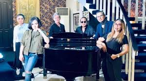 Bintang merupakan benda langit yang memancarkan cahaya yang disebabkan oleh reaksi fusi nuklir yang menghasilkan energi yang terjadi intinya. Malam Ini Kembali Luncurkan Video Klip 7 Bintang Vina Panduwinata Gelar Konser Amal Tribunnews Com Mobile