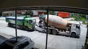 Seperti syarat naik kereta jarak jauh, syarat naik pesawat di masa pandemi virus corona ini. Perghh Macam Sandwich Video Kereta Dah Jaga Jarak Tapi Tetap Dihentam Lori Besar Dari Belakang Kartel Dakwah