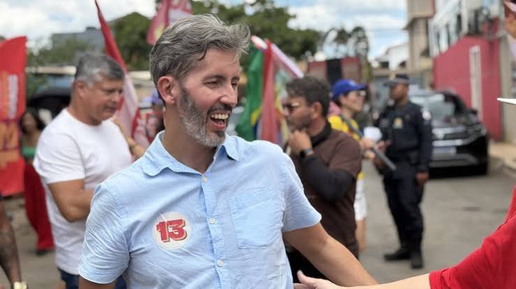 Leandro Grass faz caminhada com apoiadores e apresenta propostas na Vila Planalto – Conectado ao Poder