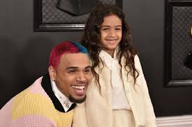 She is the only daughter of her parents and the first child. Chris Brown S Daughter Royalty Looks Cute Posing In One Sleeved Top Jeans With A Pink Purse