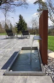 Brunnen Und Wasserspiel Kombination Aus Becken In Edelstahl Und Ruckwand Mit Wasserschutte Aus Corten Wasserbecken Garten Moderne Gartenentwurfe Diy Gartenbrunnen