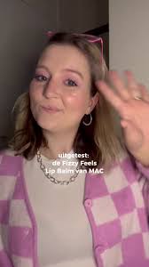 TikTok is laaiend enthousiast over de Fizzy Feels Lip Balm van MAC  Cosmetics, een lippenbalsem die shinet als je ’m opsmeert, maar waarvan de  glitters óók zouden blijven zitten als je ’m wegveeft. ...