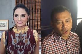 Krisdayanti menikah dengan pengusaha kaya raya dari timor leste, raul lemos sementara anang hermansyah menikah dengan penyanyi, ashanty. Panggilan Sayang Ke Krisdayanti Diungkit Begini Respons Anang Hermansyah Matamata Com