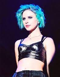 Secondly, if you're gonna pretend to be somebody, maybe at least make sure you spell their name right, dumbass. Pin On Paramore