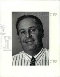 1990 Press Photo Tom Bryan is retiring as the Hawken School basketball  coach