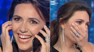 Di fatto, george non si sente alla sua altezza. Video Tv Emozione E Commozione A Domenica In Doppia Sorpresa Per Serena Rossi Larampa It