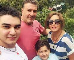 ممثلة سورية، درست بكلية الاداب جامعة دمشق قسم الآثار كما إلتحقت بمعهد أدهم إسماعيل للفنون التشكيلية، بدأت مشوارها الفني عندما كانت في السنة الثالثة من كلية الآداب حيث عرض عليها المخرج (ريمون بطرس). Ø¨Ø§Ù„ØµÙˆØ± Ø³Ù„Ø§Ù ÙÙˆØ§Ø®Ø±Ø¬ÙŠ ÙˆØ¹Ø§Ø¦Ù„ØªÙ‡Ø§ ÙŠÙ‚Ø¶ÙˆÙ† Ø§Ù„Ø¥Ø¬Ø§Ø²Ø© ÙÙŠ Ù„Ø¨Ù†Ø§Ù† Ù…Ø¬Ù„Ø© Ø³ÙŠØ¯ØªÙŠ