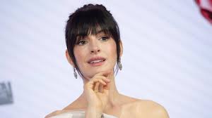 Der gerade Pony ist zurück: Anne Hathaway zeigt, wie man ihn trägt