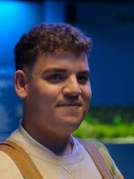 Isaac Heartstopper Paris Book Store Scene