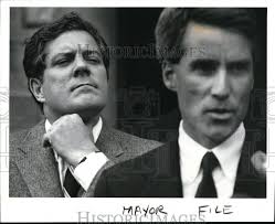 1989 Press Photo The County auditor, Tim McCormick endorses Tim Hagan