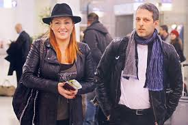 Η έλενα παπαρίζου και ο ανδρέας καψάλης είναι ένα από τα πιο αγαπημένα ζευγάρια της ελληνικής σόουμπιζ, οι οποίοι όμως κρατούν την προσωπική τους ζωή μακριά από τα φώτα της δημοσιότητας. Elena Paparizoy Andreas Kapsalhs 8a Pantreytoyn To 2014 Vipnews