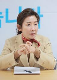 그러나 당시 나경원 의원의 딸을 면접 심사했던 이재원 성신여대 정보기술(it)학부 교수는 면접에서 김 씨가 '저희 어머니는 어느. ë‚˜ê²½ì› êµ­ë¯¼ì˜íž˜ ë‹¹ëŒ€í'œ ì¶œë§ˆ ì„ ì–¸ 20ì¼ ì¶œì‚¬í'œ ì•„ì£¼ê²½ì œ
