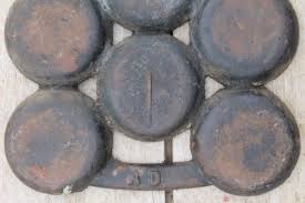 They are surprisingly lighter, have a finer grain making them smoother to start with, and heat more evenly than newer pans. Vintage Cast Iron Pan For Corn Gems Old Fashioned Cornbread Muffin Pan