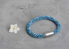 Günstiges material für diy projekte bequem online bestellen! Wunderschones Armband Aus Rocailles Perlen Gehakelt Verschiedene Blautone