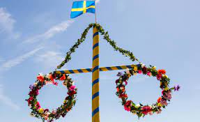 At this moment, the sun reaches its highest and northernmost points in the sky and earth's north pole tilts directly toward the sun. Jobb I Midsommar Detta Galler Handelsnytt