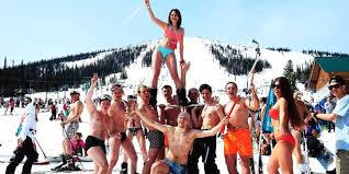Cet événement a été l'occasion d'un nouveau record de descente de ski en maillot de bain. Une Descente De Ski En Maillot De Bain
