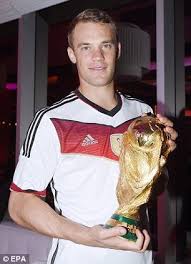 Der henkelpott hat eine höhe von 52 cm und ist aus 100% messing gefertig. Khedira Schweinsteiger And Schurrle Party With The World Cup Manuel Neuer Germany Football Schweinsteiger