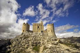 Eine reise durch italien mit 6 verschiedenen flaschen rotwein. Festung Rocca Calascio Gran Sasso Abruzzo Italien Europa Surami Burg Stock Photo 279496350