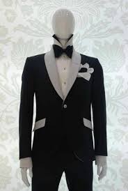 La collezione di abbigliamento uomo dedica ampio spazio agli abiti uomo, un'eccellenza sartoriale proposta con filati naturali come lana o viscosa. Giacca Smoking Abito Da Uomo Glamour Nero E Bianco Silver Made In Italy 100