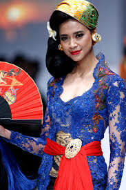 Desainer kebaya, anne avantie merefleksikan 29 tahun berkarya dalam rancangan 100 koleksi yang ditampilkan di peragaan busana indonesia fashion kompas.com/kahfi dirga cahyamenteri kelautan dan perikanan susi pudjiastuti mengenakan kebaya rancangan anne avantie di indomesia. Anne Avantie Terinspirasi Bali